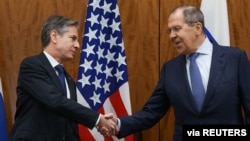 토니 블링컨 미국 국무장관(왼쪽)과 세르게이 라브로프 러시아 외무장관이 21일 스위스 제네바에서 회담했다.