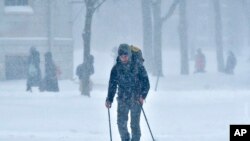 یک دانشجوی هاروارد با اسکی در پارک دانشگاه در شهر کمبریج، ایالت ماساچوست - ۹ بهمن ۱۴۰۰