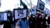 گزارش صدای آمریکا از تظاهرات در واشنگتن در اعتراض به طالبان؛ «در کنار زنان افغانستان ایستاده‌ایم »