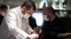 El chef venezolano Ricardo Chaneton termina un plato en su restaurante MONO, en Hong Kong. Foto: Cortesía - Restaurante MONO.