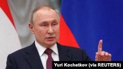 Tổng thống Nga Vladimir Putin phát biểu trong cuộc họp báo với Thủ tướng Hungary Viktor Orban ở Moscow, Nga, ngày 1 tháng 2, 2022.