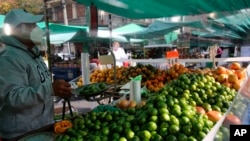 멕시코 수도 멕시코시티 시장 상인이 과일 무게를 재고 있다. (자료사진)