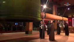 Թայվանի Dharma Drum Mountain տաճարի վանականները 108 անգամ հարվածել են իրենց տաճարի զանգերին՝ Վագրի տարին ողջունելու համար: