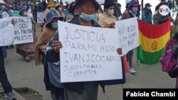 Manifestantes se reúnen en El Alto, Bolivia, para marchar contra la violencia machista y para que se elimine lo que consideran una “justicia corrupta”. [Foto: Cortesía: Esther Mamani]