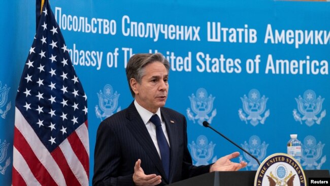 토니 블링컨 미 국무장관이 19일 우크라이나 키예프 주재 미국 대사관 직원들에게 연설하고 있다.