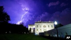 صاعقه پشت کاخ سفید در شهر واشنگتن آمریکا