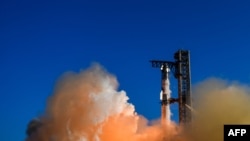 Wahana ruang angkasa Starship lepas landas untuk uji coba ke-enam dari Starbase di Boca Chica, Texas, 19 November 2024. (Foto: Chandan Khanna/AFP)