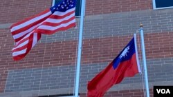 美國星條旗與台灣青天白日滿地紅旗幟在空中飄揚