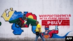 Un hombre pasa junto a un mural pintado con el personaje de cómic 'Super Bigote' (Súper Bigote), inspirado en el presidente venezolano, Nicolás Maduro, en Caracas el 12 de marzo de 2024.