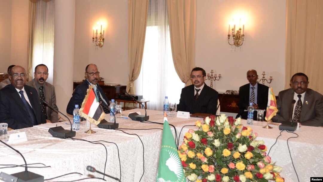 Sudan's President Omar Hassan al-Bashir (L) and Ethiopian Prime Minister Hailemariam Desalegn (R) sit with other leaders during a meeting at the National Palace in Addis Ababa on Jan. 5, 2013.