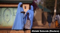 Deux fillettes discutent à Zaria, une localité située dans l'État de Kaduna, au Nigeria, le 2 février 2016. (Photo: REUTERS/Afolabi Sotunde)