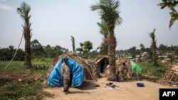 Un déplacés pygmée regarde à l'extérieur de sa maison, à Oicha, en RDC, le 16 décembre 2017.