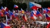 捷克成千上万民众举行反政府示威