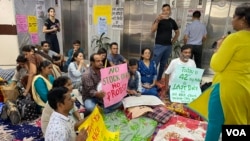 HIV activists who demanded a regular supply of antiretroviral therapy drugs for all HIV patients in India have just ended their protest after authorities met their demand, in New Delhi, Sept. 1, 2022. (Jitendra Jha/VOA)