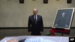 Putin viếng thi hài Gorbachev tại Bệnh Viện Trung Ương ở Moscow, 1 tháng Chín.