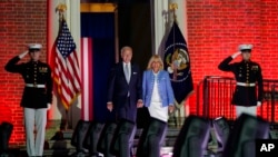 US President Joe Biden arrives with first lady Jill Biden to speak outside Independence Hall, Sept. 1, 2022, in Philadelphia.