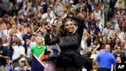 Serena Williams reyaji apre li kale Anett Kontaveit, moun peyi Estoni nan dezyem tou US Open nan, Mekredi 31 Out, 2022. 