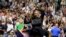 Serena Williams reyaji apre li kale Anett Kontaveit, moun peyi Estoni nan dezyem tou US Open nan, Mekredi 31 Out, 2022. 