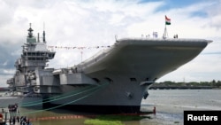 인도 해군 장병들이 2일 남부 코친 조선소에서 '비크란트' 항공모함 함상에 오르고 있다. 