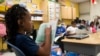 Una estudiante de tercer grado lee al resto de su clase en la Escuela Primaria Beecher Hills, el 19 de agosto de 2022 en Atlanta. AP/Ron Harris.