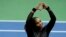 Serena William, moun peyi Etazini fe yon ke ak men li pou remesye fanatik yo apre defet li devan Ajla Tomljanovic moun peyi Ostrali nan 3e tou US Open nan nan Nouyok, Vandredi 3 Sept. 2022.