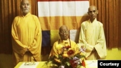Hòa thượng Thích Tuệ Sỹ (phải) đứng cạnh Hòa thượng Thích Huyền Quang (giữa), Đức Đệ Tứ Tăng thống, và Hòa Thượng Thích Quảng Độ (trái), Đức Đệ Ngũ Tăng thống