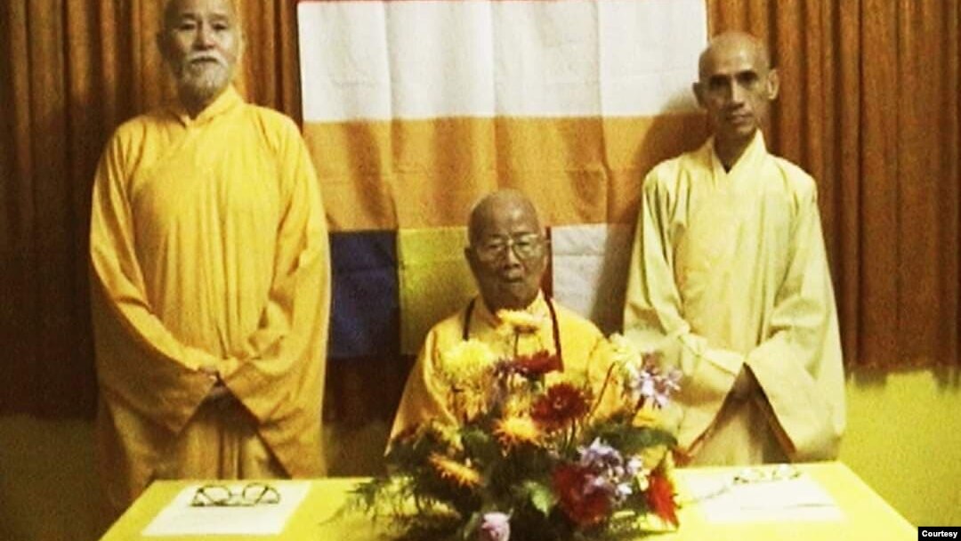 Hòa thượng Thích Quảng Độ, Thích Huyền Quang (ngồi) và Thích Tuệ Sỹ. Ảnh do Hoà thượng Thích Quảng Ba cung cấp. 