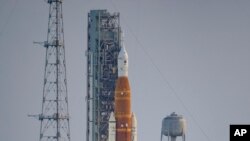 美國太空總署（NASA)將於9月3號星期六再次試圖發射“阿耳忒彌斯計劃”（Artemis ）新一代月球火箭。圖為火箭在整裝待發。 （美聯社照片）