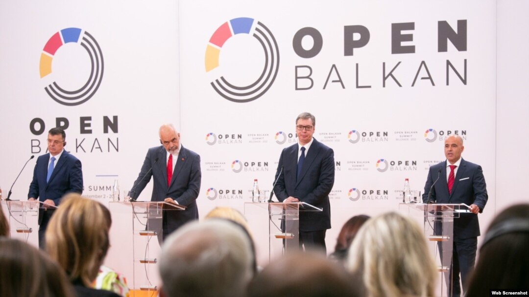 Природно е да се свртиме кон оние кои ни се најблиски и да работиме тесно за да обезбедиме достапност на храна и договоривме прво меѓу себе да си помагаме доколку се соочиме со недостиг на домашните пазари“, изјави Димитар Ковачевски, премиер на Северна Македонија.