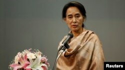 Pemimpin pro-demokrasi Burma Aung San Suu Kyi saat memberikan sambutan di hadapan warga Burma di Tokyo, Jepang (13/4).