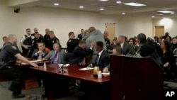 Momento en que uno de los asistentes a la audiencia intenta abalanzarse sobre Payton Gendron durante el juicio celebrado en el tribunal del condado de Erie, en Buffalo, EEUU, el 15 de febrero de 2023.