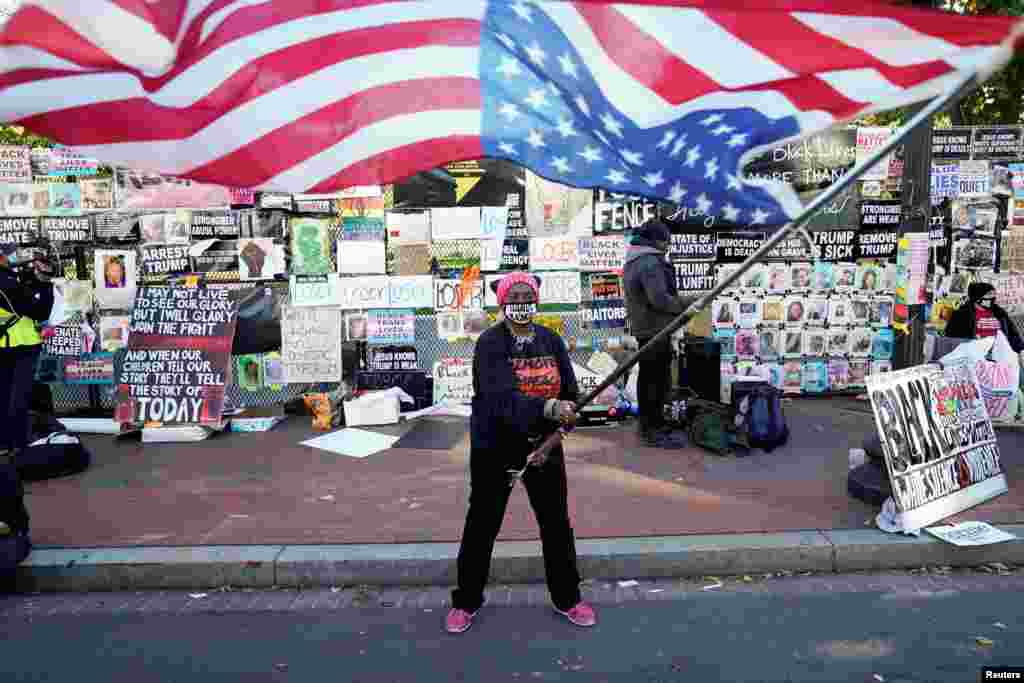 Nadine Seiler de Waldorf, Maryland, ondea una bandera estadounidense frente a la Casa Blanca el d&#237;a despu&#233;s de las elecciones presidenciales de EE.UU. en Washington. 4 de noviembre de 2020.