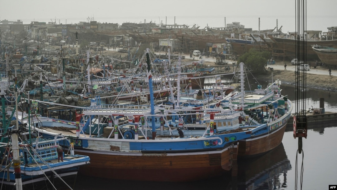 Kapal penangkap ikan di Pelabuhan Karachi, 22 Januari 2022. (Rizwan TABASSUM / AFP)