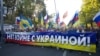 这是在2014年9月21日，俄罗斯示威者手举“不要对乌克兰发动战争”的横幅在莫斯科闹市区抗议游行。成千上万的人加入抗议游行队伍。(美联社资料照）
