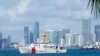 El barco Bernard C. Webber de la Guardia Costera abandona la base de la agencia en Miami Beach, Florida, el 19 de julio de 2021. 