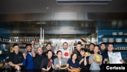 El chef venezolano Ricardo Chaneton y el equipo del restaurante MONO, en Hong Kong. Foto: Cortesía - Restaurante MONO.