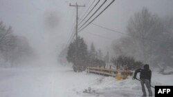 Một người đàn ông dọn tuyết ở Marshfield, Massachusetts, hôm 29/1.