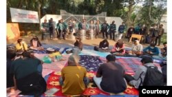 শাহজালাল বিজ্ঞান ও প্রযুক্তি বিশ্ববিদ্যালয়ে অনশনরত শিক্ষার্থীরা (ফটো: ইউএনবি)। 