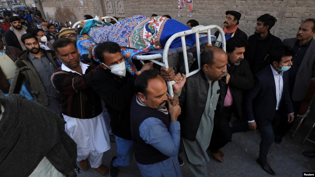 Warga membawa jenazah Pastor William Siraj yang tewas akibat ditembak di Peshawar, Pakistan, Minggu (30/1). 