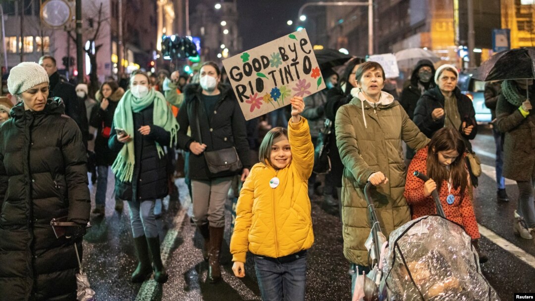 Arhiva - Protest inicijative "Kreni-Promeni" protiv planova kompanije Rio Tinto da otvori rudnik litijuma u Srbiji, u Beogradu, 20. januara 2022.