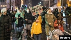 Arhiva - Protest inicijative "Kreni-Promeni" protiv planova kompanije Rio Tinto da otvori rudnik litijuma u Srbiji, u Beogradu, 20. januara 2022.