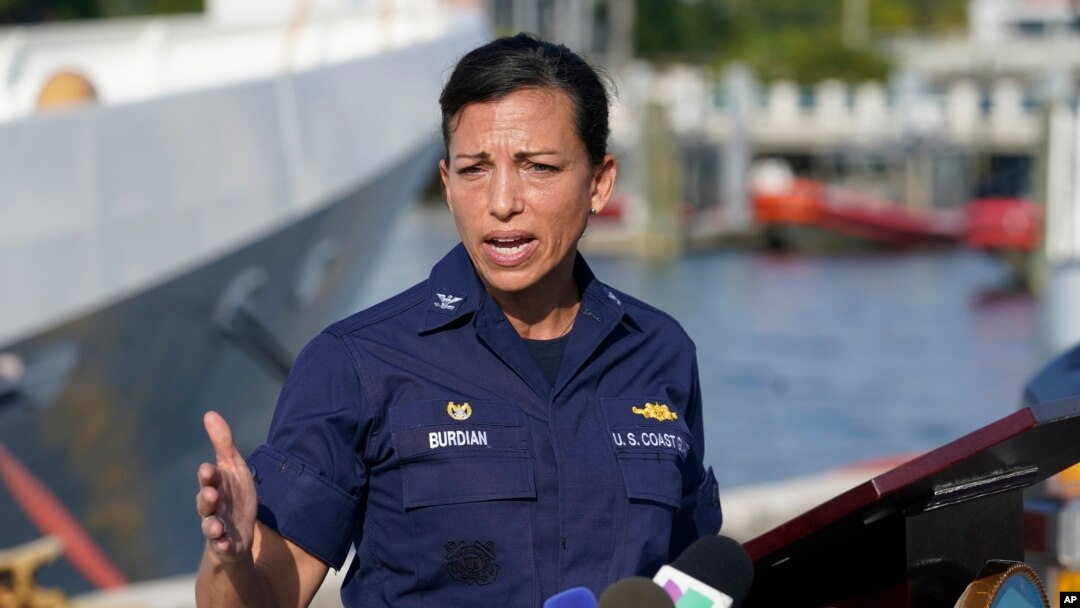 Kapiten Gad Kot Jo-Ann F. Burdian bay detay sou operasyon pou chache 38 migran ki disparet yo pandan yon konferans pou lapres, Mekredi 26 Janvye, 2022.