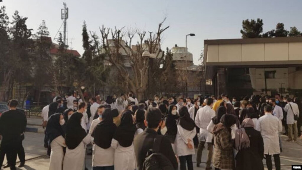 اعتراض دستیاران دانشگاه علوم پزشکی ایران به عدم پرداخت کمک هزینه - مهر