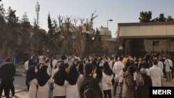 اعتراض دستیاران دانشگاه علوم پزشکی ایران به عدم پرداخت کمک هزینه - مهر