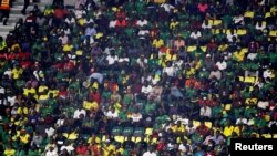 Suporter Kamerun memadati sebuah stadion, 24 Januari 2022. (Foto: REUTERS/Mohamed Abd El Ghany)