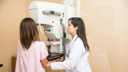 Bağımsız ve gönüllü uzmanlardan oluşan ABD Önleyici Hizmetler Görev Gücü, meme kanserinin giderek daha erken yaştaki kadınlarda görülmeye başlaması üzerine, kadınların 40 yaşından itibaren her iki yılda bir mamogram taraması yaptırması tavsiyesinde bulundu. 