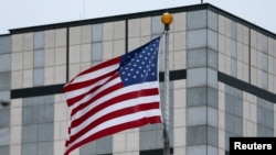Флаг США у американского посольства в Киеве, Украина, 24 января 2022 г. / REUTERS 