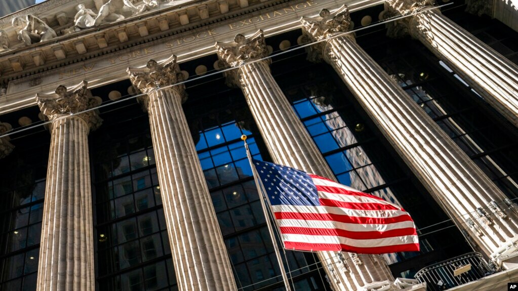 2022年1月24日星期一，在纽约证券交易所外挥舞的美国国旗。(photo:VOA)