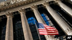 2022年1月24日星期一，在纽约证券交易所外挥舞的美国国旗。