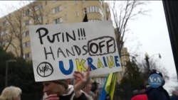 Акція активістів під стінами посольства РФ у Вашингтоні. Відео